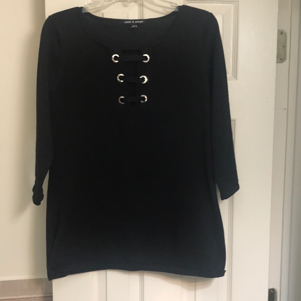 Black 3/4 sleeve sweater.